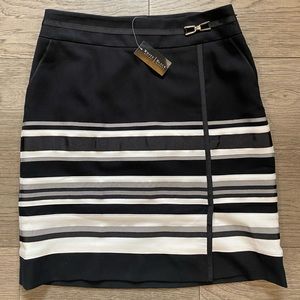 NWT, White House Black Market skirt, size 0, front pockets.